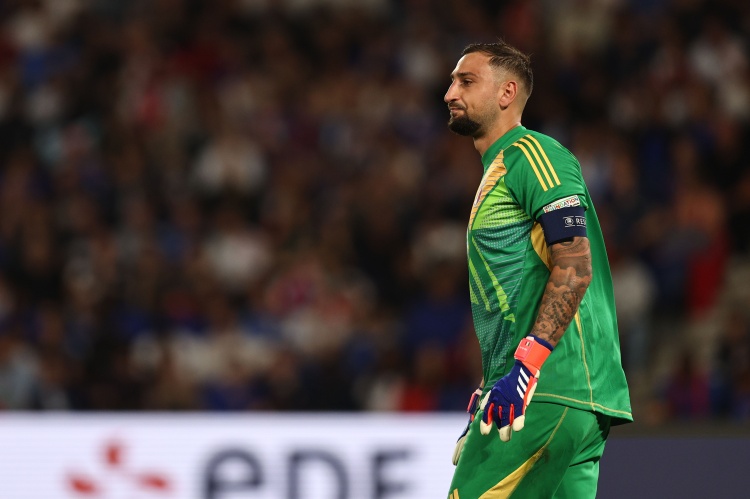 不着急买门将！罗马诺：曼联和多纳鲁马没有积极接触，正着眼中场