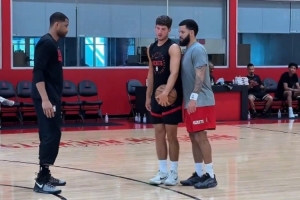 开云娱乐-谢泼德的暑期特训！范弗里特和小谢一起训练 不忘指点一番